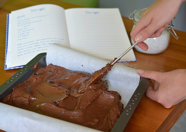 Super schokoladige Brownies! Das Rezept gibt es hier: https://blog.ernstings-family.de/2015/08/brownies-rezept/