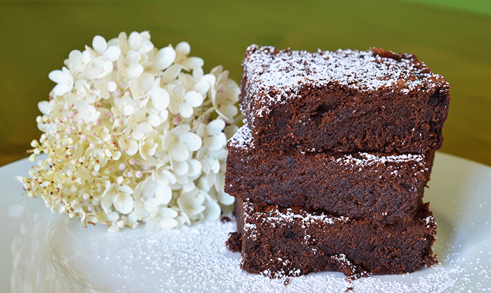 Super schokoladige Brownies! Das Rezept gibt es hier: https://blog.ernstings-family.de/2015/08/brownies-rezept/