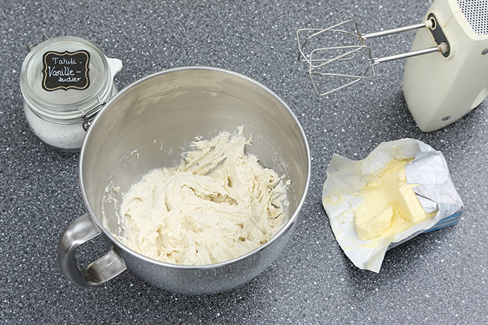 Backen, Step: Butter und Zucker schaumig rühren
