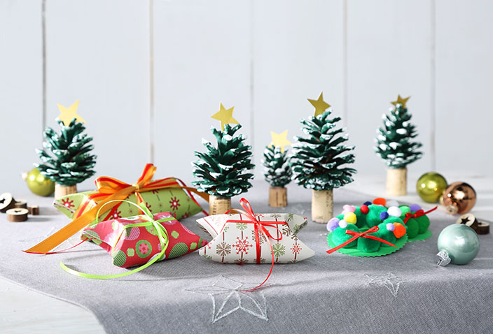Basteln für Weihnachten, basteln Advent, Basteln mit Kinder, Tannenbäume aus Korken, Adventskranz Brosche, Geschenkkarton basteln