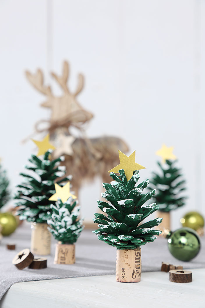 Basteln für Weihnachten, basteln Advent, Basteln mit Kinder, Tannenbäume aus Korken, Adventskranz Brosche, Geschenkkarton basteln